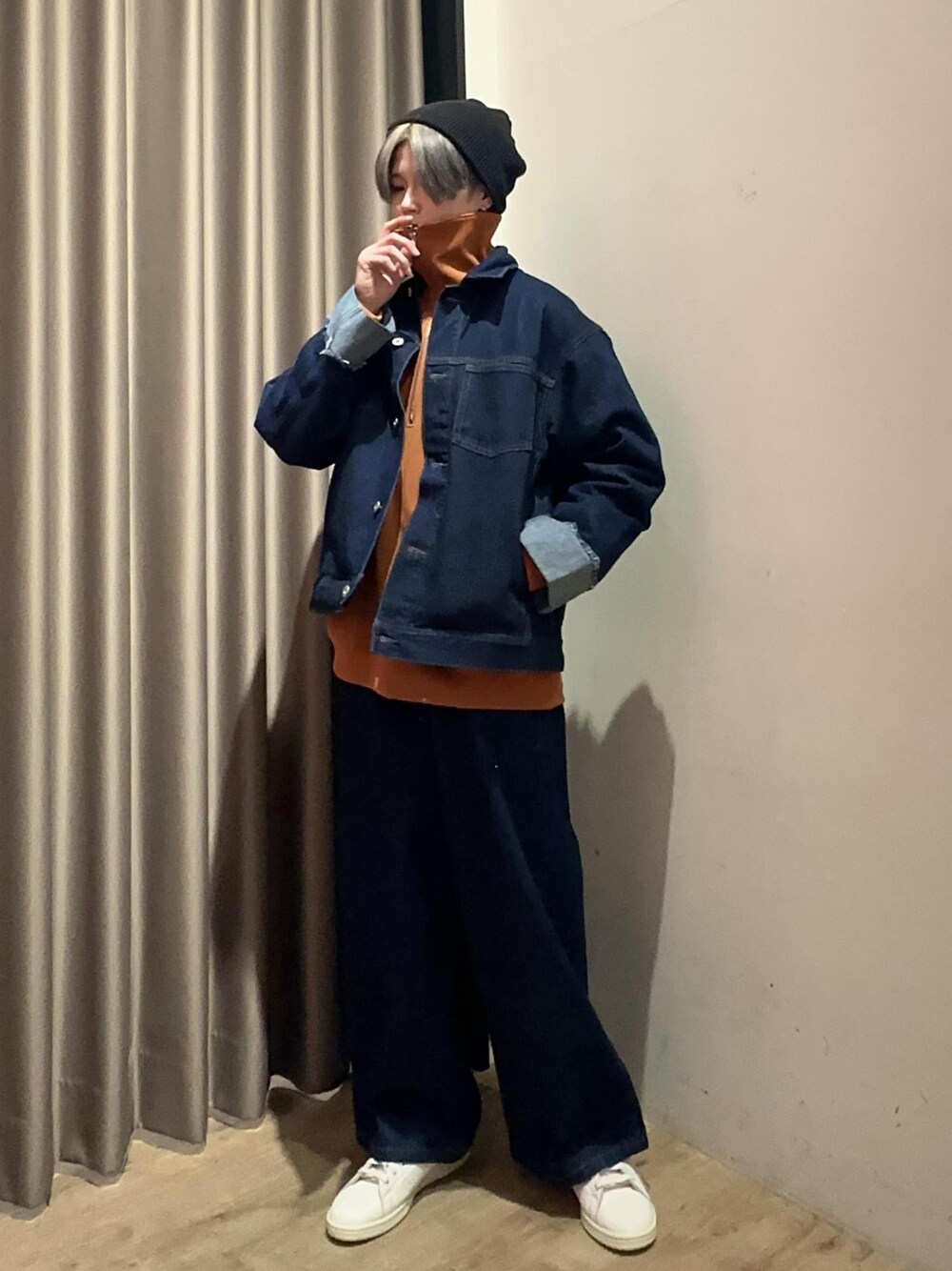 グリーン系のスニーカー、ホワイト系のTシャツ/カットソー、ブルー系のブルゾンを着用したメンズの冬コーディネートの1枚目の写真
