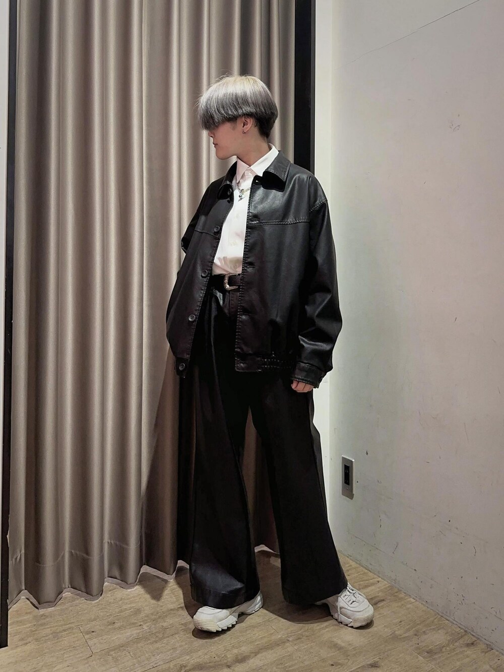 ホワイト系のシャツ/ブラウス、ブラック系のブルゾンを着用したメンズの冬コーディネートの1枚目の写真