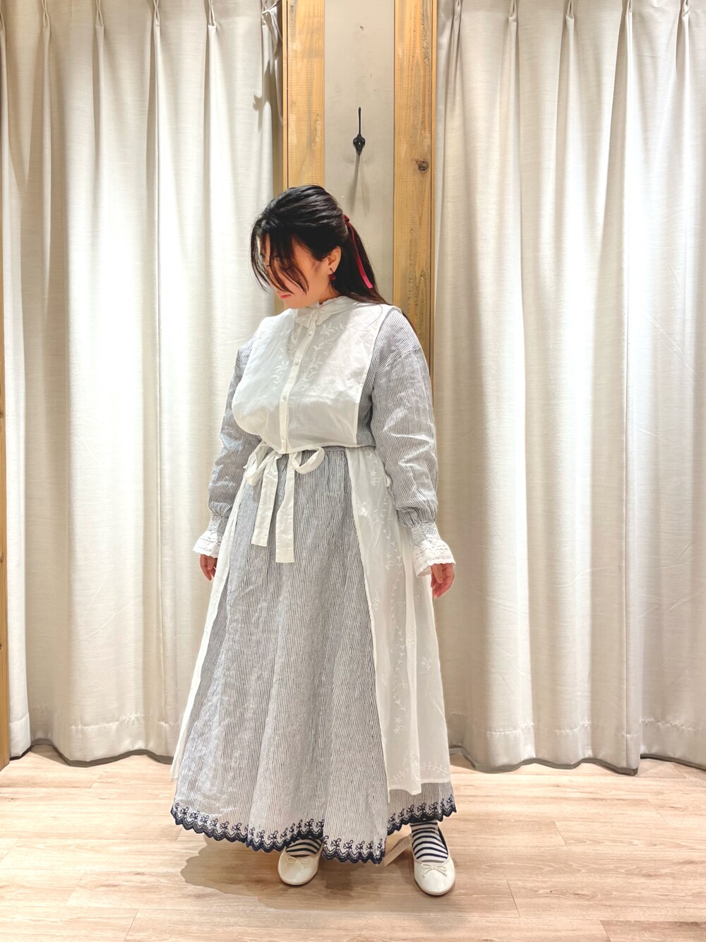 「サマンサ モスモス(Samansa Mos2)、大人かわいい、kazumiさんコラボ、リネンシャツ、リネンスカート、リネン素材、かわいい」｜「Samansa Mos2のエナメルメタリックアソートバレエシューズ（パンプス、ホワイト系）」を使った、udonwear20さん（レディース・150cm）の冬コーディネートの1枚目の写真