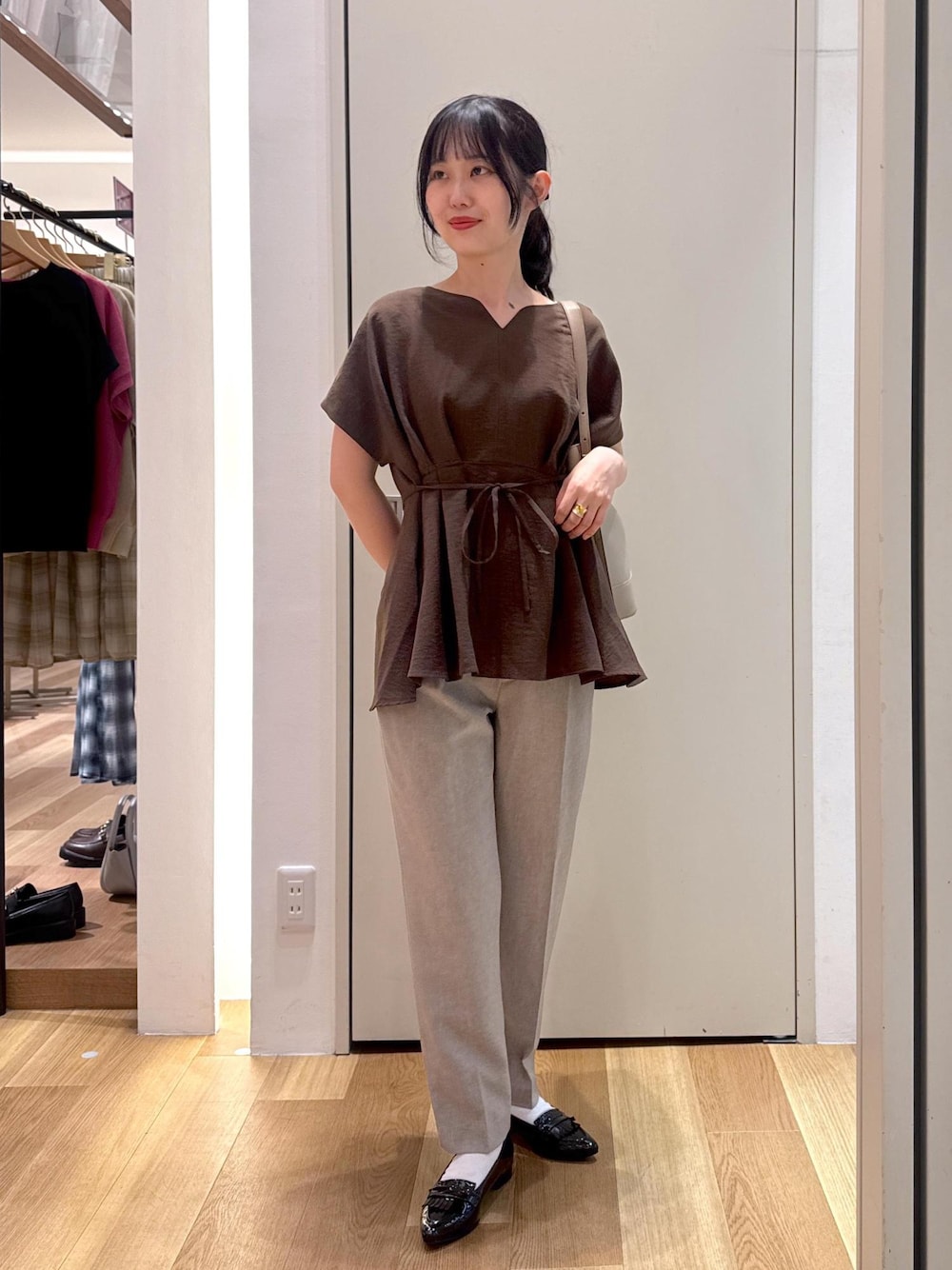 ブラウン系のその他パンツ、ブラック系のパンプス、ブラウン系のシャツ/ブラウスを着用したレディースの夏コーディネートの1枚目の写真