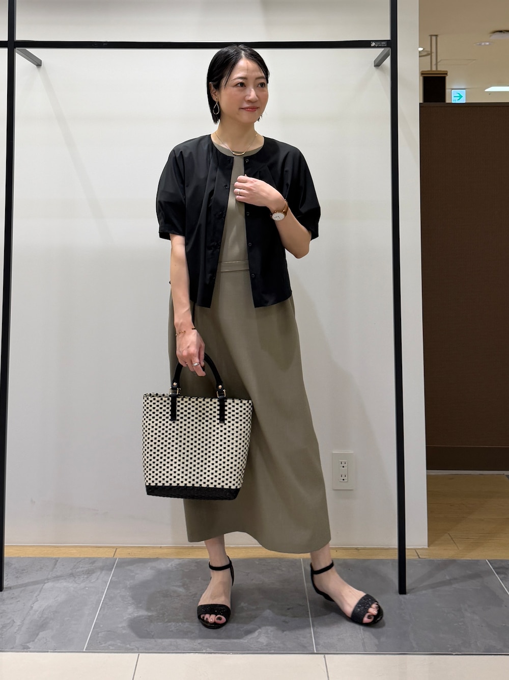 ブラック系のシャツ/ブラウス、グリーン系のワンピース、ブラック系のトートバッグを着用したレディースの夏コーディネートの1枚目の写真
