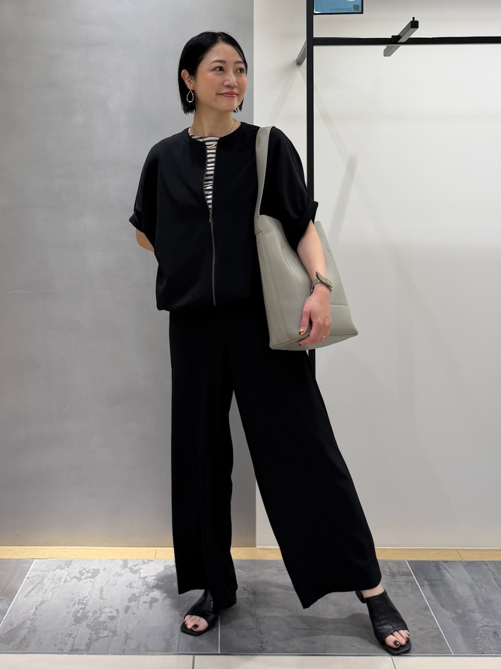 ブラック系のブルゾン、グリーン系のTシャツ/カットソー、ブラック系のその他パンツを着用したレディースの夏コーディネートの1枚目の写真
