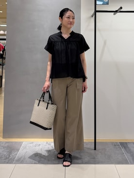 「INDIVI（インディヴィ）の【洗える／軽やか】フリル衿ギャザーブラウス（シャツ/ブラウス、ブラック系）」を使った、shihoさん（レディース・161cm）の夏コーディネート