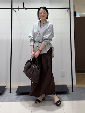 「INDIVI（インディヴィ）の【UVケア／接触冷感／ベルト付】サッカー素材シャツ（シャツ/ブラウス、グレー系）」を使った、shihoさん（レディース・161cm）の夏コーディネート