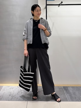 「INDIVI（インディヴィ）の【接触冷感／洗える／2WAY】ドロスト付 シアーシャンブレーシャツ（シャツ/ブラウス、グレー系）」を使った、shihoさん（レディース・161cm）の夏コーディネート