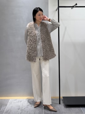 「INDIVI（インディヴィ）の【羽織るだけでお洒落】カールエコファー ジレ（ベスト、ベージュ系）」を使った、shihoさん（レディース・161cm）の秋コーディネート