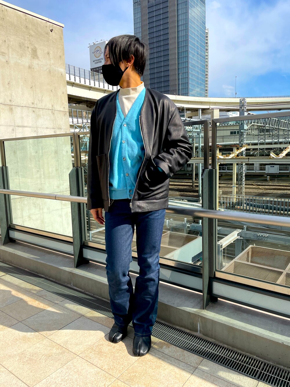 「ヨコハマ、横浜、春コーデ、オトナカジュアル、ブーツカット、休日スタイル、ワイドパンツ、タックイン、足袋ブーツ、チョコ色に染まれ、デート、水色、水色×白、アクリルニット、黒」｜「Maison Margielaの"TABI" - shoes（ブーツ、ブラック系）」を使った、philさん（メンズ・177cm）の冬コーディネートの1枚目の写真