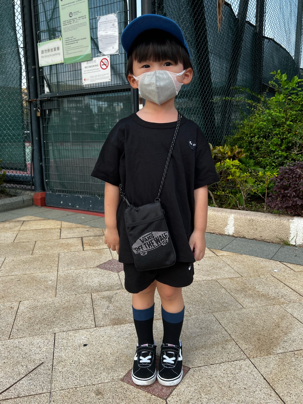 「COMME des GARCONSのアイテム（Tシャツ/カットソー、ブラック系）」を使った、Casper さん（キッズ・90cm）の春コーディネートの1枚目の写真
