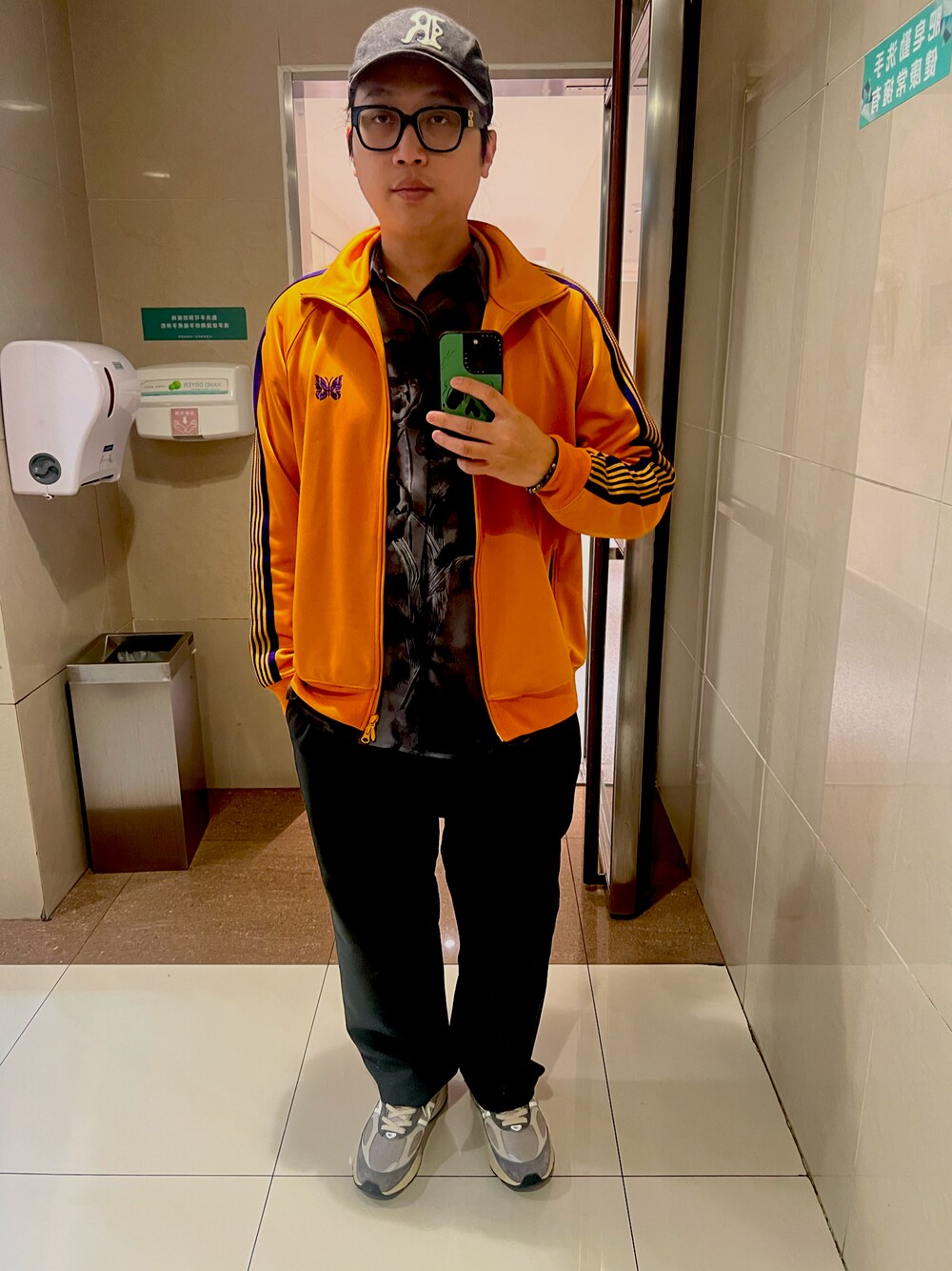 「NEW BALANCEのアイテム（スニーカー、グレー系）」を使った、limgueiさん（メンズ・174cm）の春コーディネートの1枚目の写真