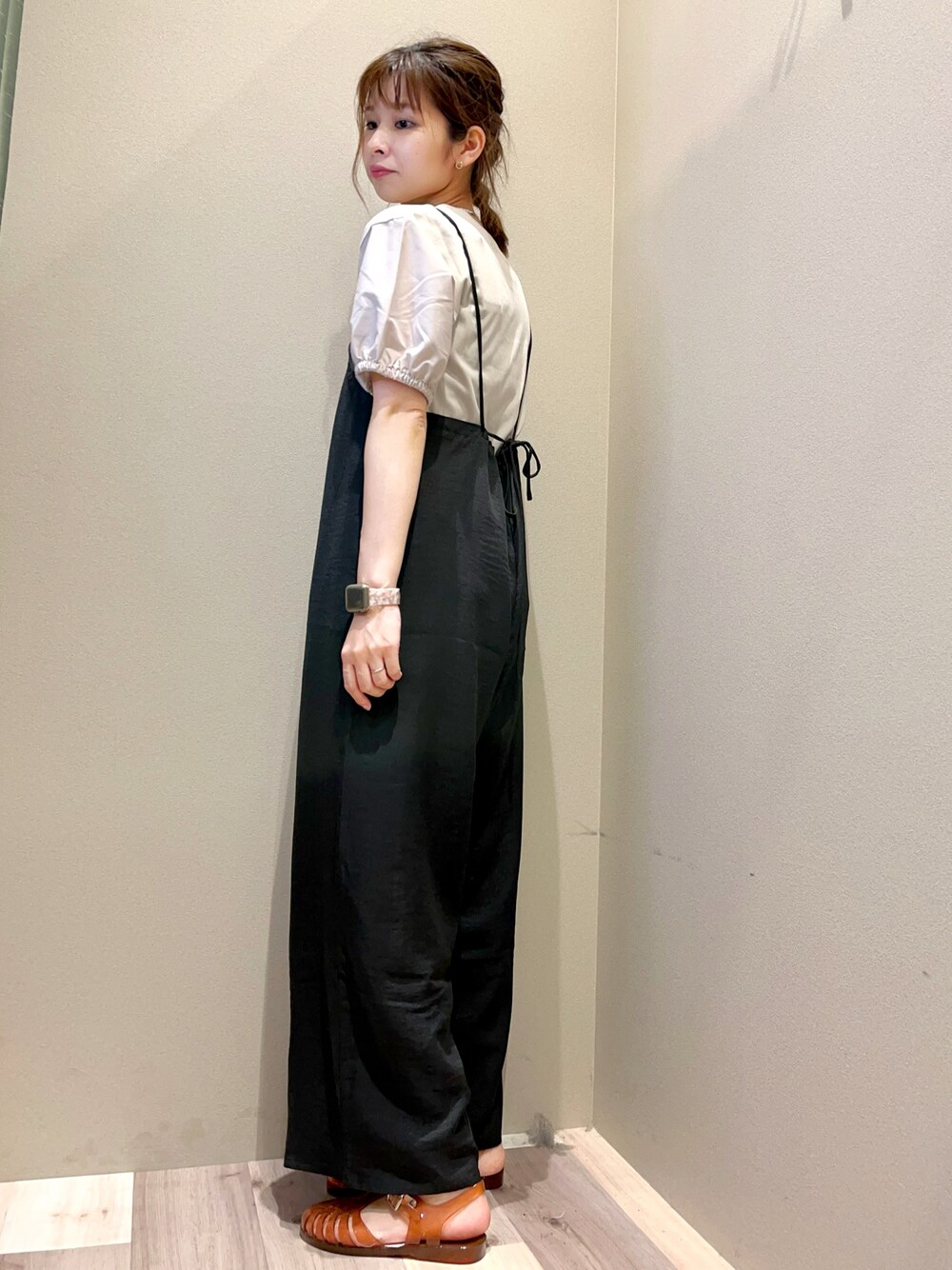 「夏、シンプル、サンダル、ワンピース、サロペット、ママファッション」｜「Green　Parksの・ジェリーサンダル（サンダル、ブラウン系）」を使った、chiyokoさん（レディース・157cm）の夏コーディネートの1枚目の写真