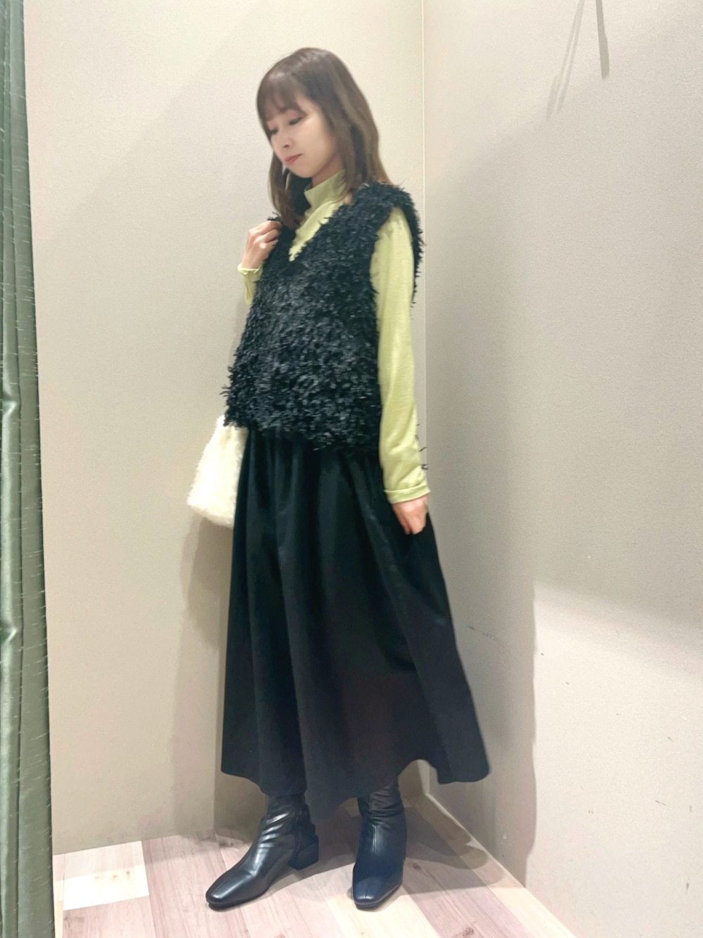 「大人カジュアル、フェザーベスト、キャミワンピース、ブーツコーデ、骨格ウェーブ、グリーンパークス、Green Parks」｜「Green　Parksのアイテム（ワンピース、ブラック系）」を使った、chiyokoさん（レディース・157cm）の冬コーディネートの1枚目の写真