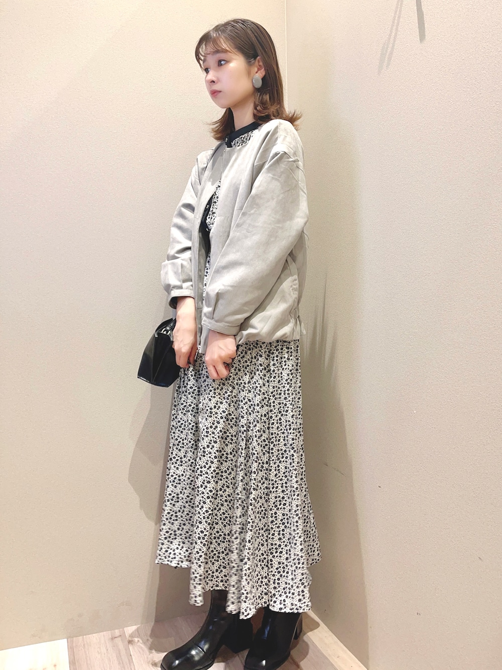 「グリーンパークス、Green Parks、花柄ワンピース、ノーカラージャケット、ブーツコーデ」｜「Green　Parksのスエード調クルーネックブルゾン＊（ブルゾン、グレー系）」を使った、chiyokoさん（レディース・157cm）の秋コーディネートの1枚目の写真