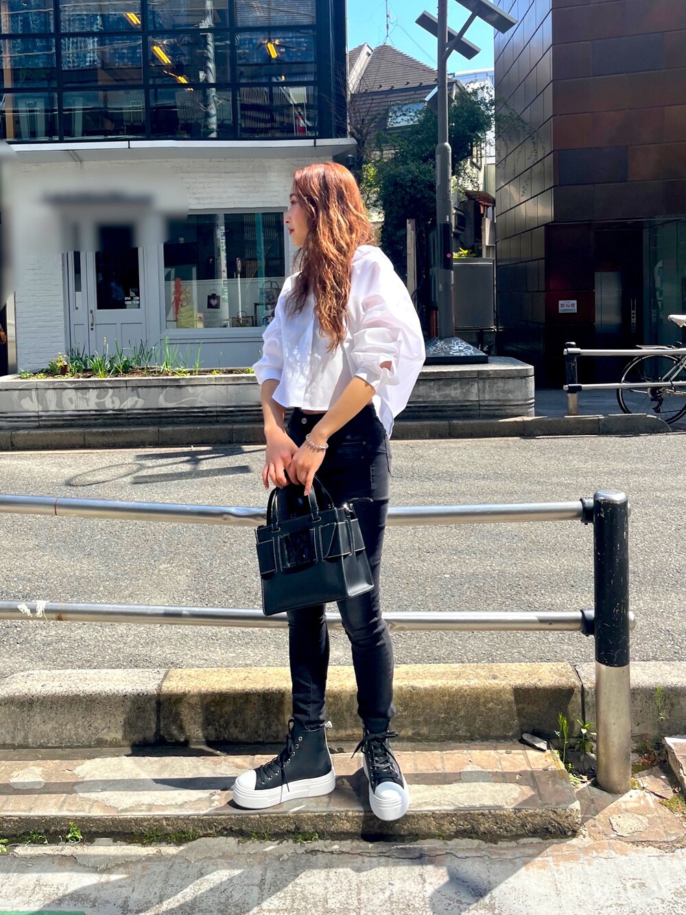 「AXchanger、AXchange、アルマーニエクスチェンジ、AXCatStreet、着回しコーデ、デニム、シャツスタイル、春服みてみて、スタイルアップ、低身長コーデ、モノトーン、ママコーデ、ショップスタッフのアクティブコーデ、ショップスタッフのモノトーン、ショップスタッフのスタイルアップ術」｜「ARMANI EXCHANGEの【A|X アルマーニ エクスチェンジ】ボリュームソール　レザーハイカットスニーカー（スニーカー、ブラック系）」を使った、Fuji☺︎Kさん（レディース・154cm）の春コーディネートの1枚目の写真