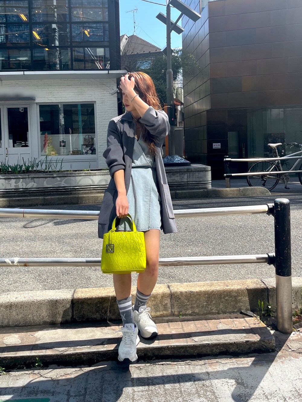 「AXchanger、AXchange、AXCatStreet、アルマーニエクスチェンジ、原宿、限定、春服みてみて、休日スタイル、春コーデ、白スニーカー、着回しコーデ、低身長コーデ、デニム、カーディガン、休日コーデ」｜「ARMANI EXCHANGEの【A|X アルマーニ エクスチェンジ】ボリュームソール　レースアップスニーカー（スニーカー、ホワイト系）」を使った、Fuji☺︎Kさん（レディース・154cm）の春コーディネートの1枚目の写真