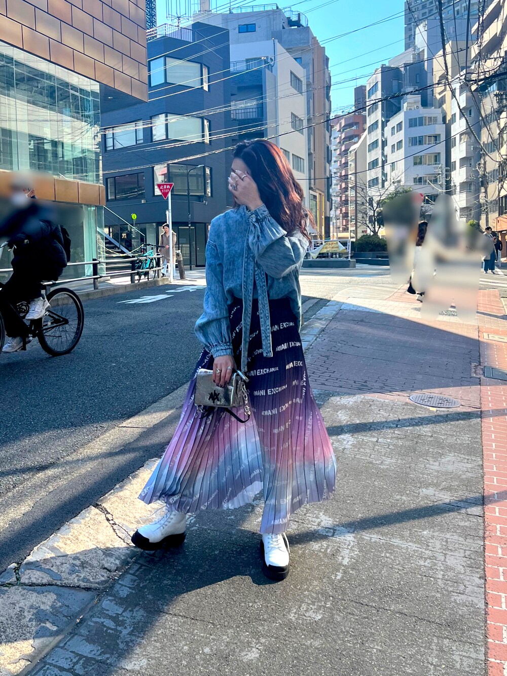 「AXchanger、AXchange、アルマーニエクスチェンジ、AXCatStreet、着回しコーデ、デニム、私の推しブランド、低身長女子、お出かけコーデ、きれいめカジュアル、限定、原宿、ボウタイブラウス、ママコーデ、プリーツスカート」｜「ARMANI EXCHANGEの【A|X アルマーニ エクスチェンジ】ケミカルデニムリボンシャツ（シャツ/ブラウス、ブルー系）」を使った、Fuji☺︎Kさん（レディース・154cm）の冬コーディネートの1枚目の写真