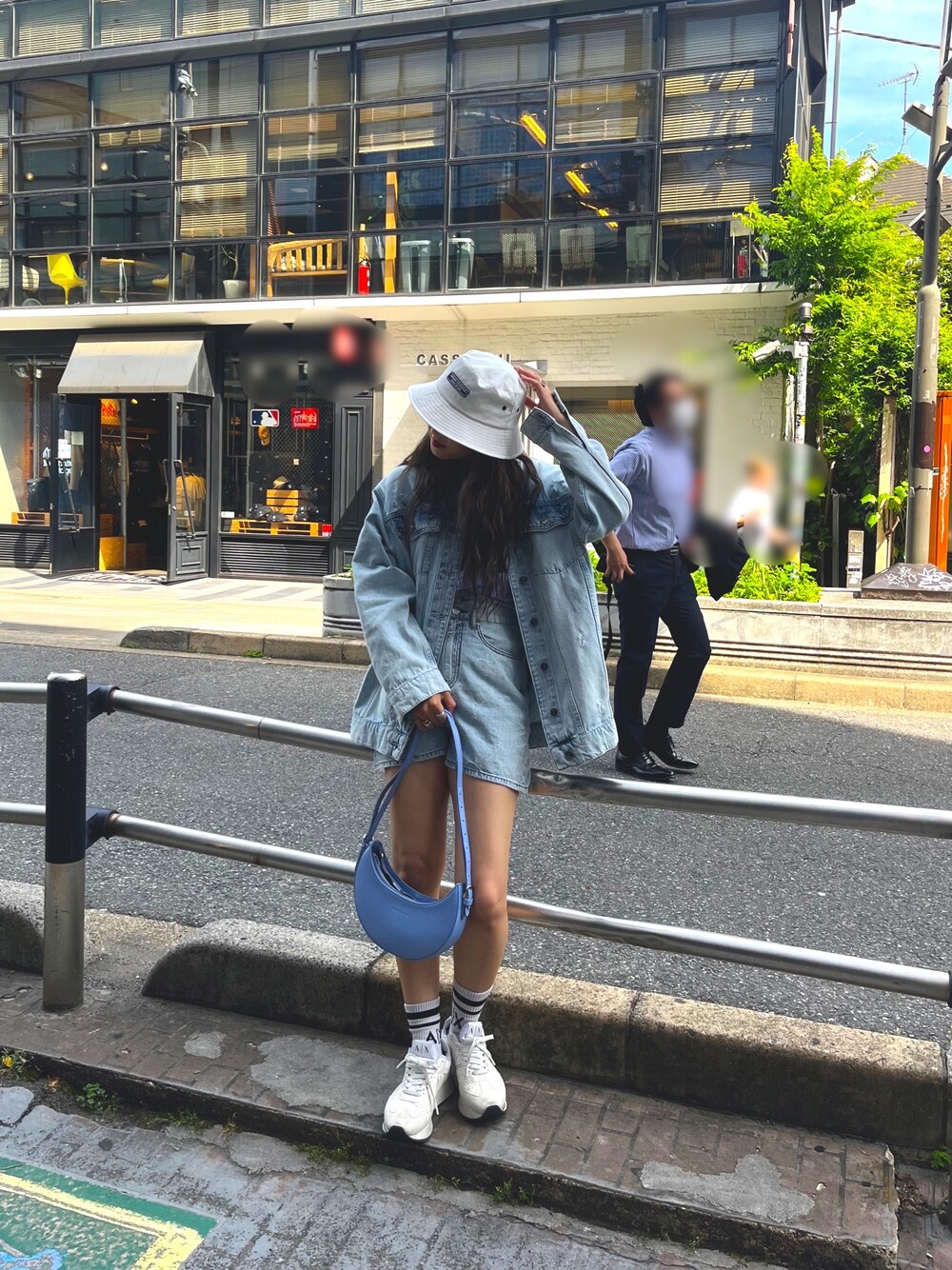 「厚底シューズ、AXchanger、AXchange、アルマーニエクスチェンジ、ショートパンツ、AXCatStreet、デニム、休日スタイル、バケットハット、白スニーカー、アクティブ、低身長コーデ、着回しコーデ、ショルダーバッグ、ミニバッグ」｜「ARMANI EXCHANGEの【A|Xアルマーニ エクスチェンジ】A|Xロゴソックス（2足セット）（ソックス/靴下、ブラック系）」を使った、Fuji☺︎Kさん（レディース・154cm）の春コーディネートの1枚目の写真