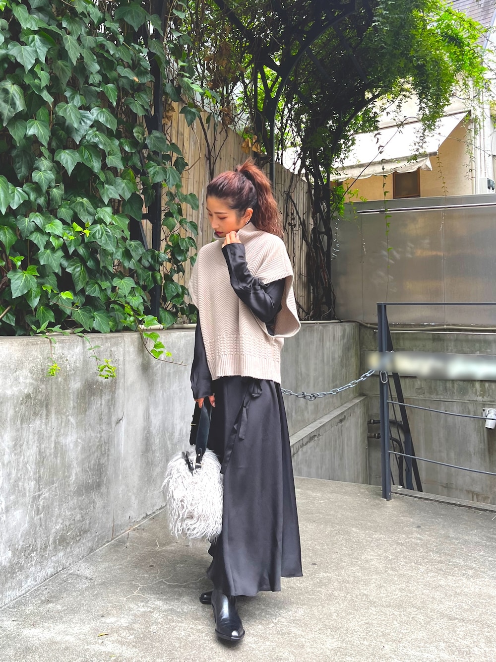 「AXchanger、AXchange、AXCatStreet、アルマーニエクスチェンジ、着回しコーデ、低身長女子、秋カラー、ママコーデ、秋服準備はじめました、レイヤードスタイル、マキシ丈ワンピース、ファー小物、ニットベスト、ニュアンスカラー、スタイルアップ」｜「ARMANI EXCHANGEの【A|X アルマーニ エクスチェンジ】バックリボン　サテンロングワンピース（ワンピース、ブラック系）」を使った、Fuji☺︎Kさん（レディース・154cm）の夏コーディネートの1枚目の写真