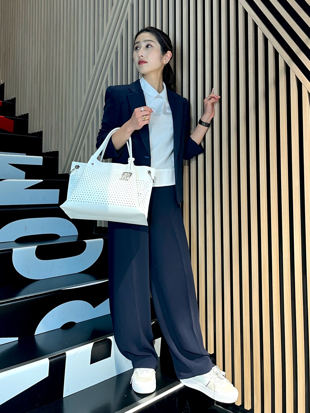 「シャツスタイル、AXchanger、アルマーニエクスチェンジ、AXchange、AXCatStreet、低身長、大人カジュアル、お出かけコーデ、ジャケット、セットアップスタイル、トートバッグ、きまわしコーデ、ママファッション、キレイめ、襟付きトップス」｜「ARMANI EXCHANGEの【A|X アルマーニ エクスチェンジ】A|Xロゴパッチ　コンパクトシャツ（シャツ/ブラウス、ホワイト系）」を使った、Fuji☺︎Kさん（レディース・154cm）の春コーディネートの1枚目の写真