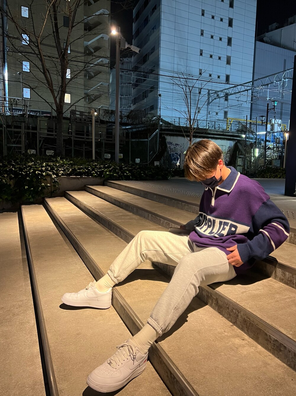 「ストリート」｜「H&Mのアイテム（スウェットパンツ、グレー系）」を使った、morokaiさん（メンズ・171cm）の春コーディネートの1枚目の写真