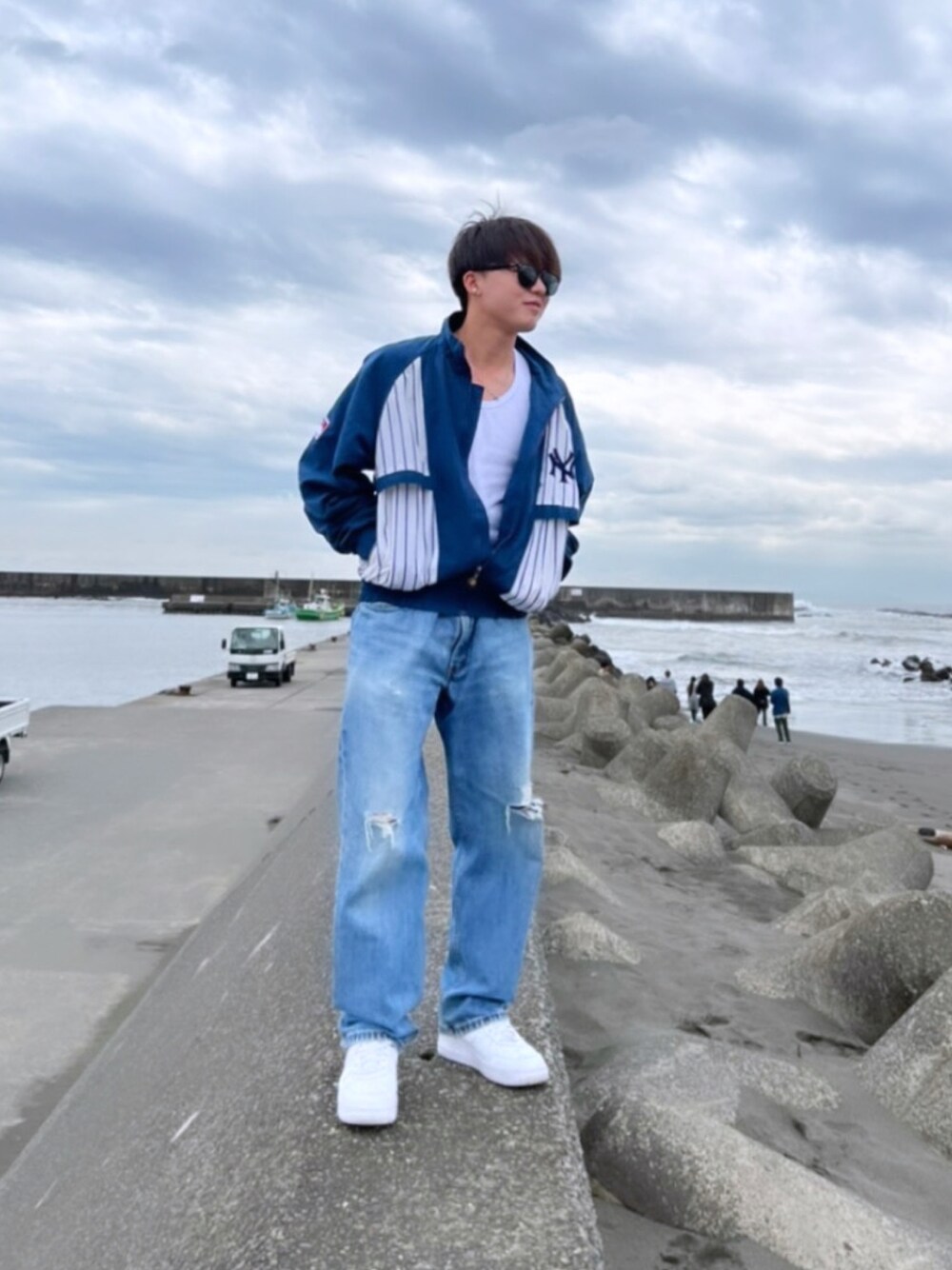「ストリート、古着、NY、海」｜「Levi'sのリーバイスの550 34×32（デニムパンツ、ブルー系）」を使った、morokaiさん（メンズ・171cm）の春コーディネートの1枚目の写真