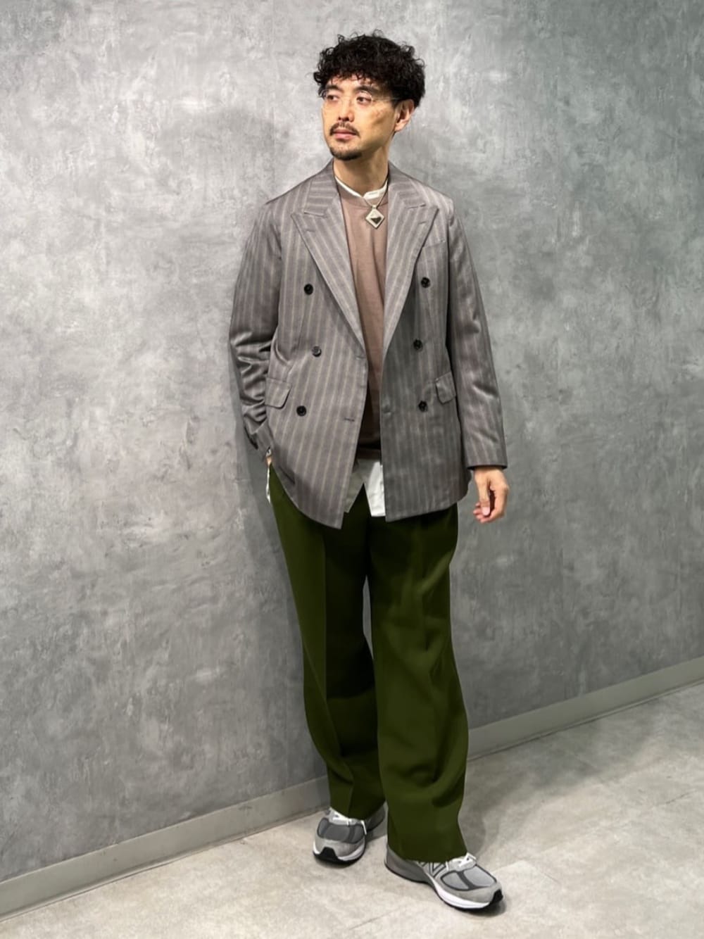 「TOMORROWLAND、トゥモローランド、ジャケット、ストライプジャケット、クルーネックニット、New Balance、NEW BALANCE 990、カジュアル」｜「TOMORROWLAND のNEW BALANCE M990 V5（その他シューズ、グレー系）」を使った、Mashio_TOMORROWLANDさん（メンズ・175cm）の春コーディネートの1枚目の写真