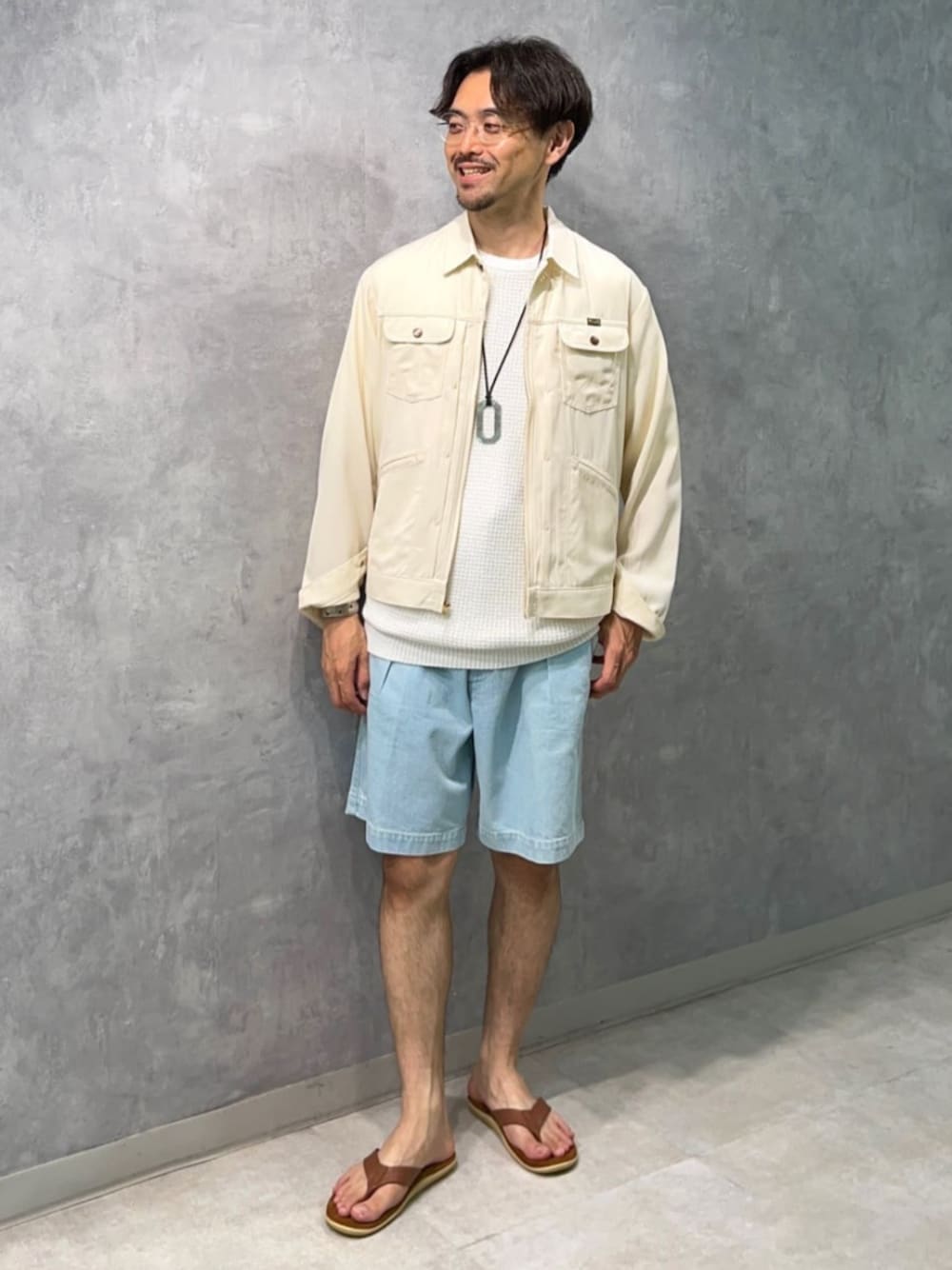 「TOMORROWLAND、トゥモローランド、Wrangler、Adawat’n Tuareg、ISLAND SLIPPER、別注、デニムジャケット、Gジャン、ニットTシャツ、大人カジュアル」｜「TOMORROWLAND のAdawat'n Tuareg BOTAM SANSALT シルバーネックレス（ネックレス、その他）」を使った、Mashio_TOMORROWLANDさん（メンズ・175cm）の夏コーディネートの1枚目の写真
