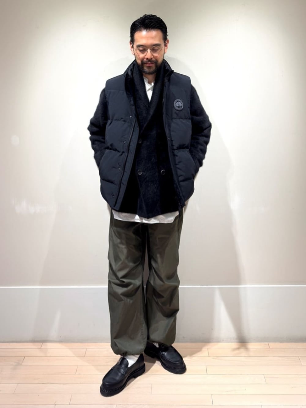 「TOMORROWLAND、トゥモローランド、ショールカラー、ショールカラーカーデ、カーディガン、CANADA GOOSE、Paraboot、ダウンベスト、デイリーカジュアル」｜「TOMORROWLAND のフォックスカシミヤ ショールカラーカーディガン（カーディガン/ボレロ、ブラック系）」を使った、Mashio_TOMORROWLANDさん（メンズ・175cm）の冬コーディネートの1枚目の写真