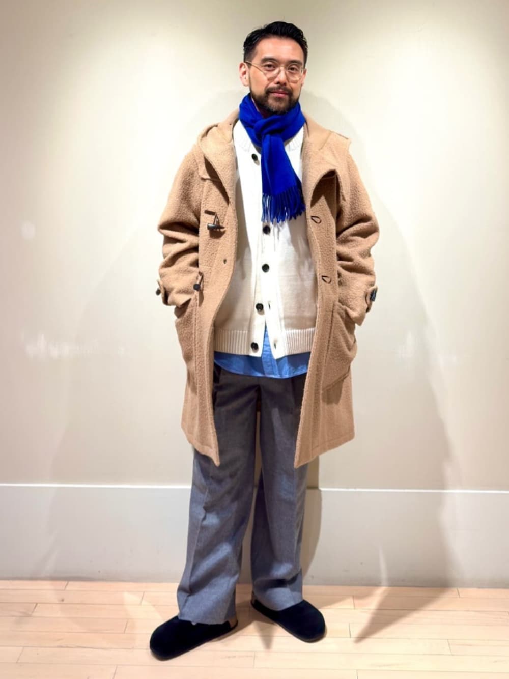 「TOMORROWLAND、トゥモローランド、TOMORROWLAND tricot、gloverall、MAISON et VOYAGE、ダッフルコート、別注、ブルー、カシミヤストール、カーディガン、ウエスタンシャツ、デニムシャツ、カジュアル」｜「TOMORROWLAND のコットンデニム ウエスタンシャツ（シャツ/ブラウス、ブルー系）」を使った、Mashio_TOMORROWLANDさん（メンズ・175cm）の秋コーディネートの1枚目の写真