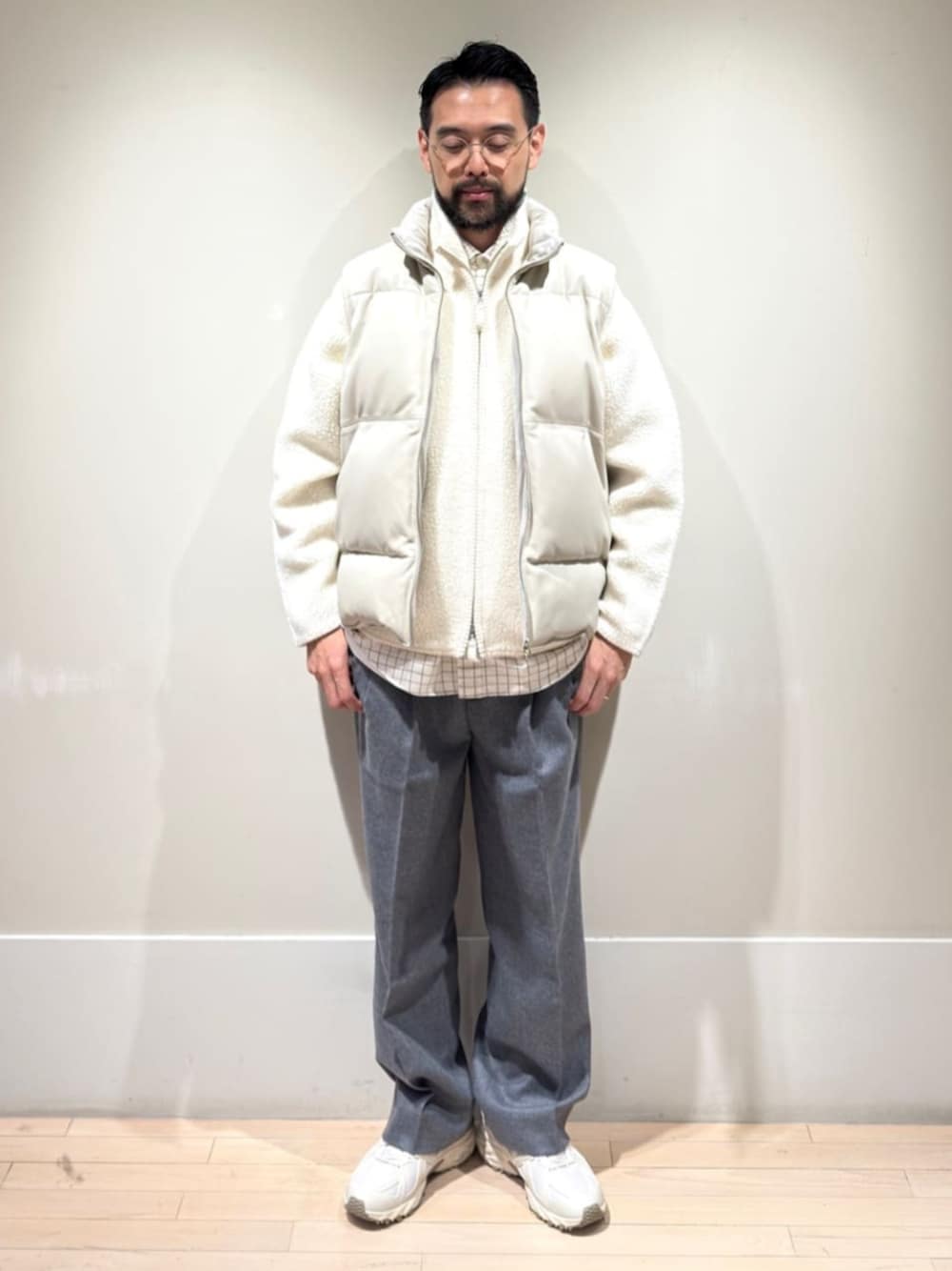 「TOMORROWLAND、トゥモローランド、New Balance、New Balance 610D、ダウンベスト、レザーダウン、レザーベスト、ニットブルゾン、チェックシャツ、ワントーンコーデ」｜「TOMORROWLAND のフランネラーナ 2タックワイドストレートパンツ（スラックス、グレー系）」を使った、Mashio_TOMORROWLANDさん（メンズ・175cm）の冬コーディネートの1枚目の写真