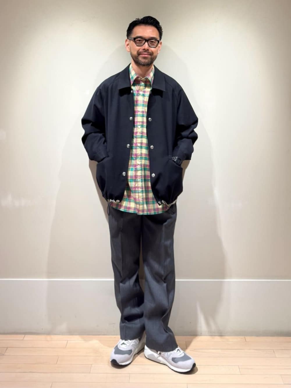 「TOMORROWLAND、トゥモローランド、MACKINTOSH、New Balance、別注、コーチジャケット、ブルゾン、スラックス、チェックシャツ、カジュアル、mt580、スニーカー」｜「TOMORROWLAND の【WEB先行予約・別注】MACKINTOSH CARRON ウール ショートブルゾン（ブルゾン、ブルー系）」を使った、Mashio_TOMORROWLANDさん（メンズ・175cm）の冬コーディネートの1枚目の写真