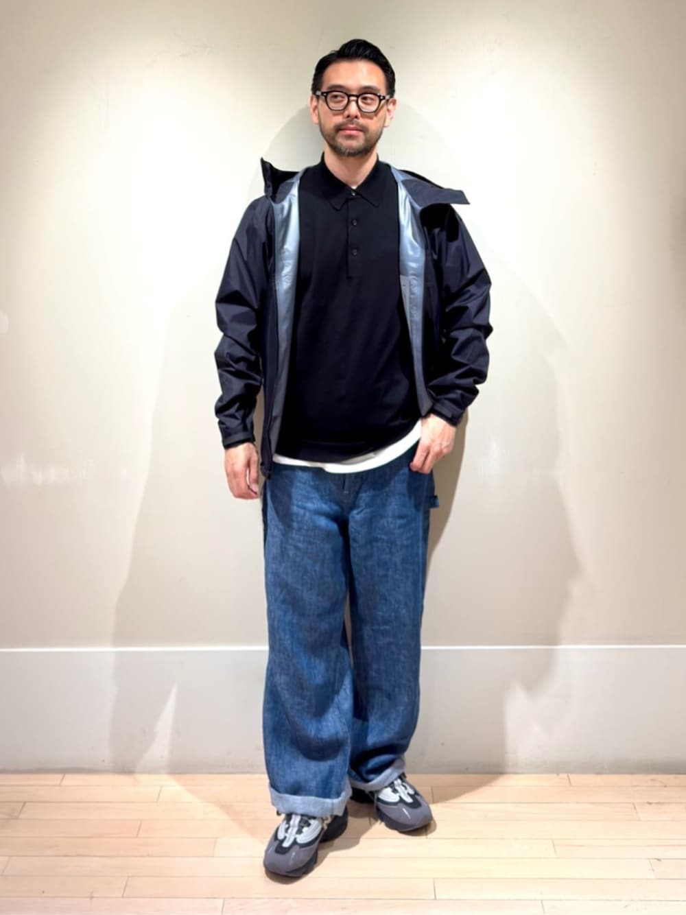 「TOMORROWLAND、TOMORROWLAND tricot、トゥモローランド、Lee、LEE、別注、ARC'TERYX、New Balance、ナイロンジャケット、ナイロンブルゾン、ゴアテックス、ペインターデニム、デニム、ニットポロ」｜「TOMORROWLAND の【別注】Lee Painter Pants 7オンスリネンデニム（デニムパンツ、ブルー系）」を使った、Mashio_TOMORROWLANDさん（メンズ・175cm）の春コーディネートの1枚目の写真