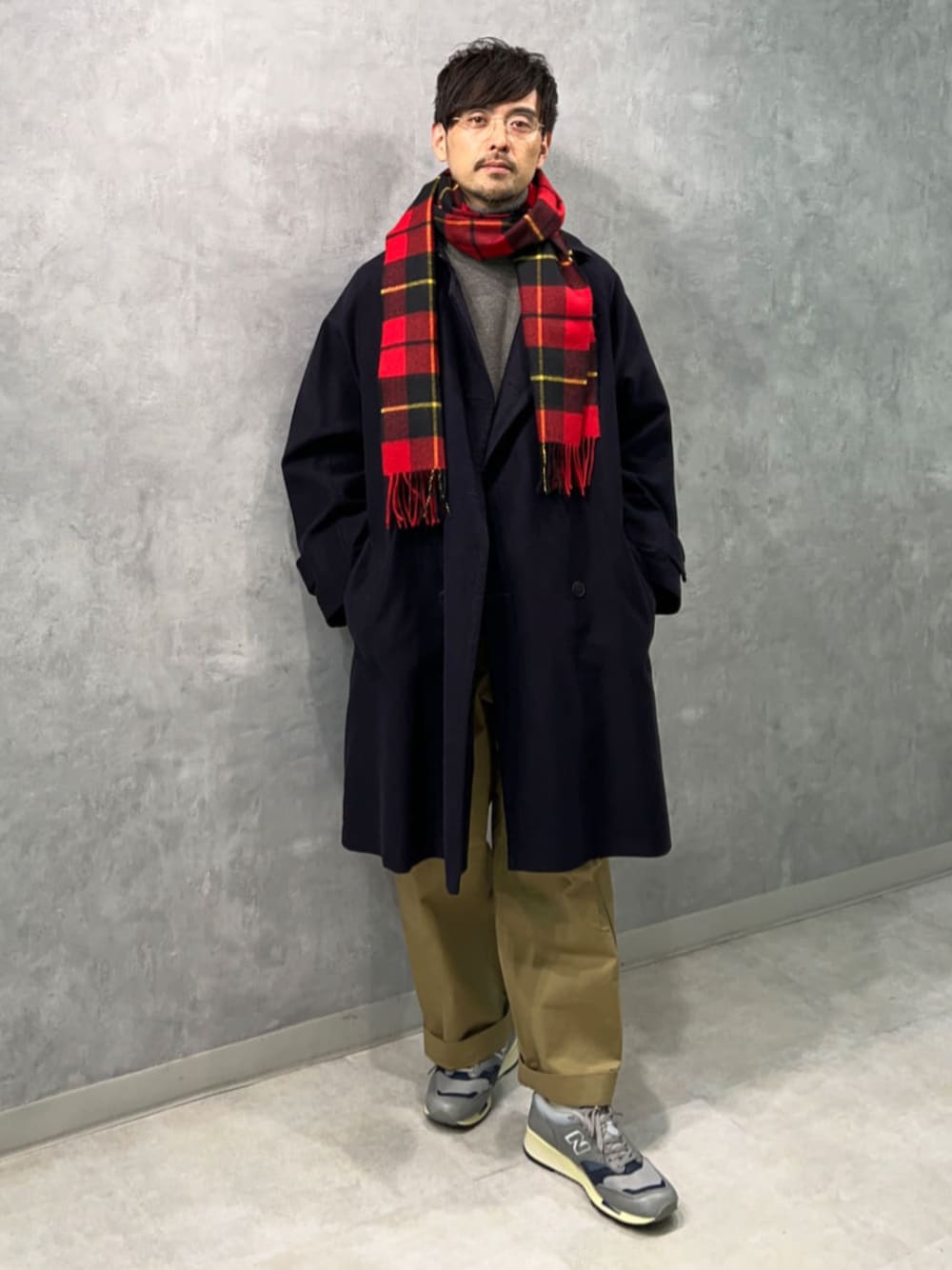 「TOMORROWLAND、トゥモローランド、Lochcarron of Scotland、HAVERSACK、New Balance、チェックストール、ユニセックス、ダブルコート、タートルネック、スニーカー」｜「TOMORROWLAND のコットンシルクモールスキン ダブルブレステッドコート（その他アウター、ブルー系）」を使った、Mashio_TOMORROWLANDさん（メンズ・175cm）の冬コーディネートの1枚目の写真