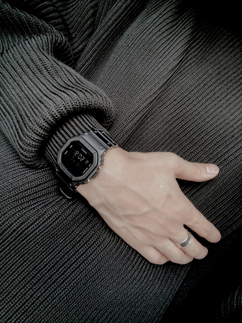 「G-SHOCKのアイテム（腕時計、ブラック系）」を使った、Siumaiさん（メンズ・175cm）の冬コーディネートの1枚目の写真