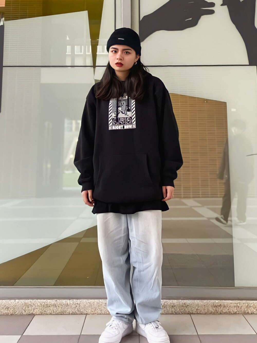 「TNTのアイテム（デニムパンツ、グレー系）」を使った、陳玟潔さん（レディース・163cm）の秋コーディネートの1枚目の写真