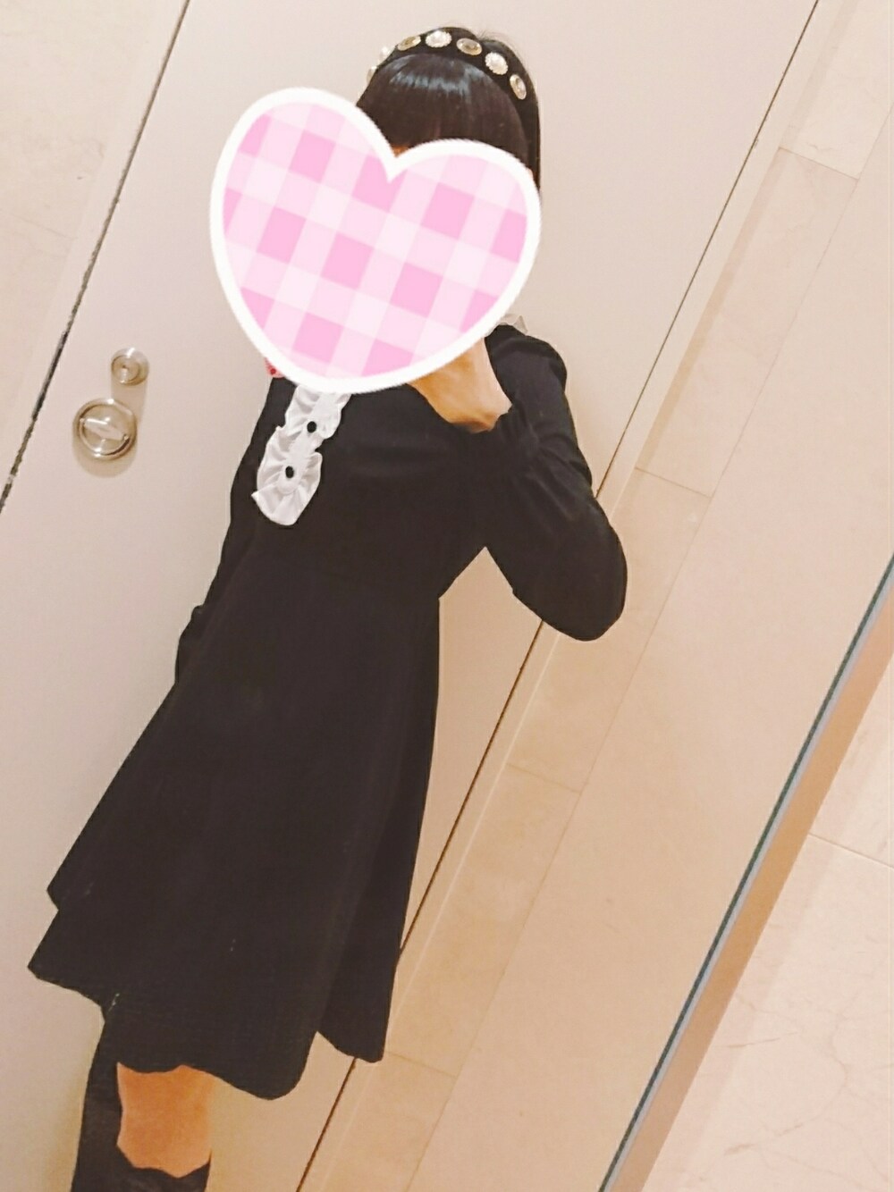 「メイド風、メイド服、量産型、量産型ヲタク、地雷系ファッション、地雷系、クラシカル、モノトーン、Aライン、写真撮るの下手」｜「SHEINの人工パール ＆ ラインストーンデコレーション ヘッドバンド

（カチューシャ、ブラック系）」を使った、いいね不要(カルンガモ)さん（レディース・152cm）の夏コーディネートの1枚目の写真
