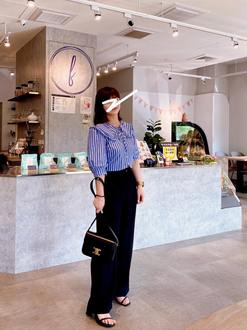 「Taiwan、coffee shop」｜「CELINEのアイテム（ショルダーバッグ、ブラック系）」を使った、Ida .Hさん（レディース・163cm）の冬コーディネートの1枚目の写真