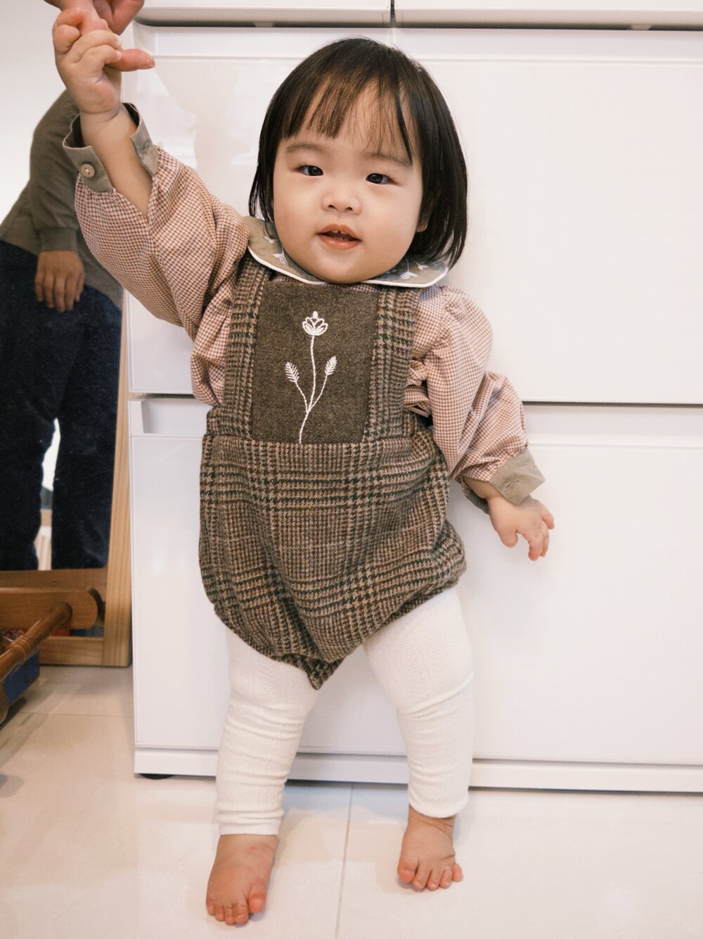 「popelinのアイテム（サロペット/オーバーオール、ブラウン系）」を使った、meimeifu3さん（キッズ・70cm）の冬コーディネートの1枚目の写真