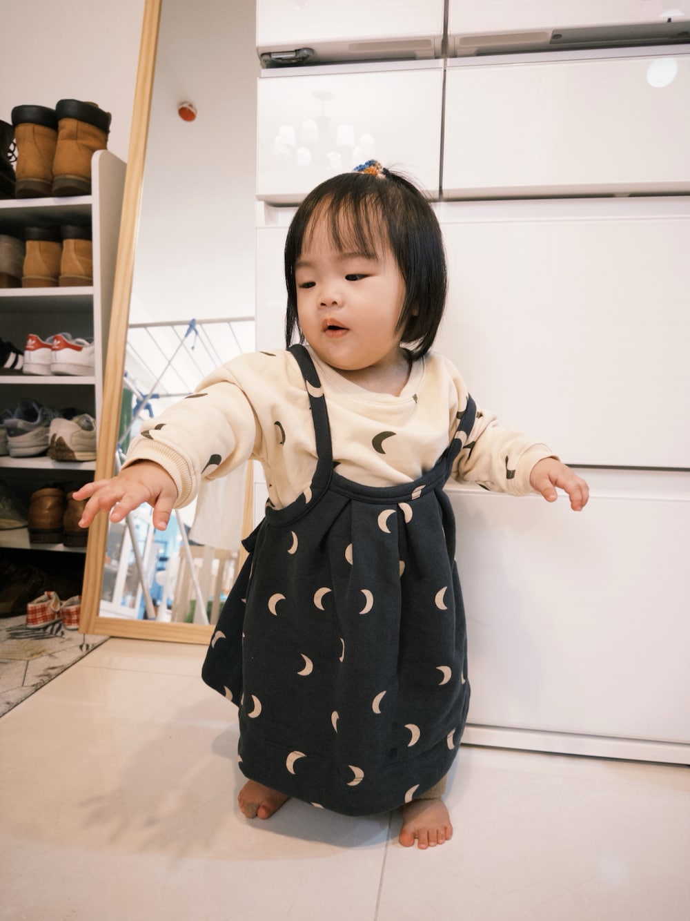 「organic zooのアイテム（ジャンパースカート、ブラック系）」を使った、meimeifu3さん（キッズ・70cm）の冬コーディネートの1枚目の写真