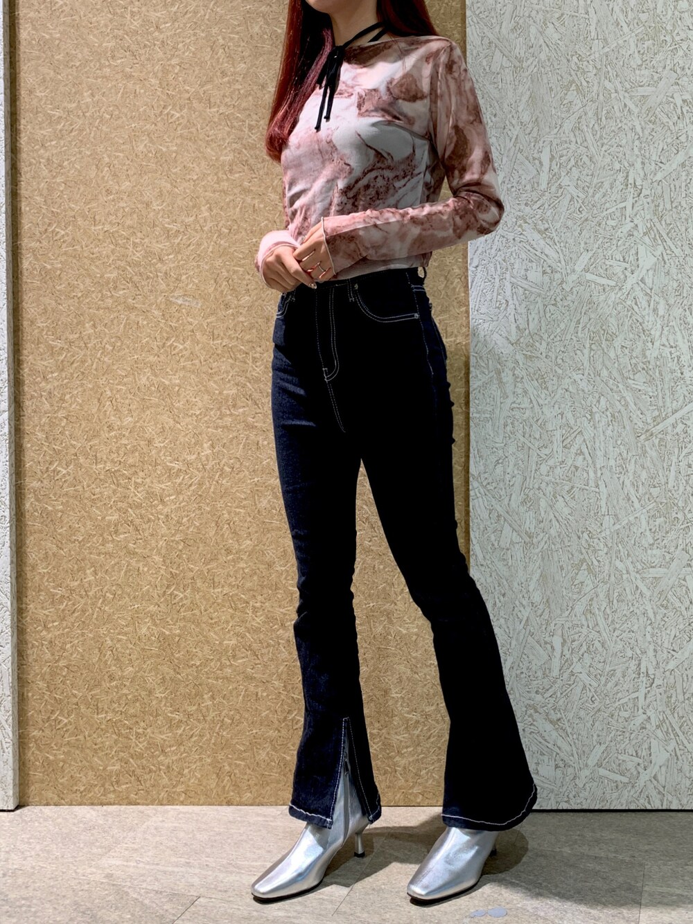 シルバー系のブーツを着用したレディースの秋コーディネートの1枚目の写真