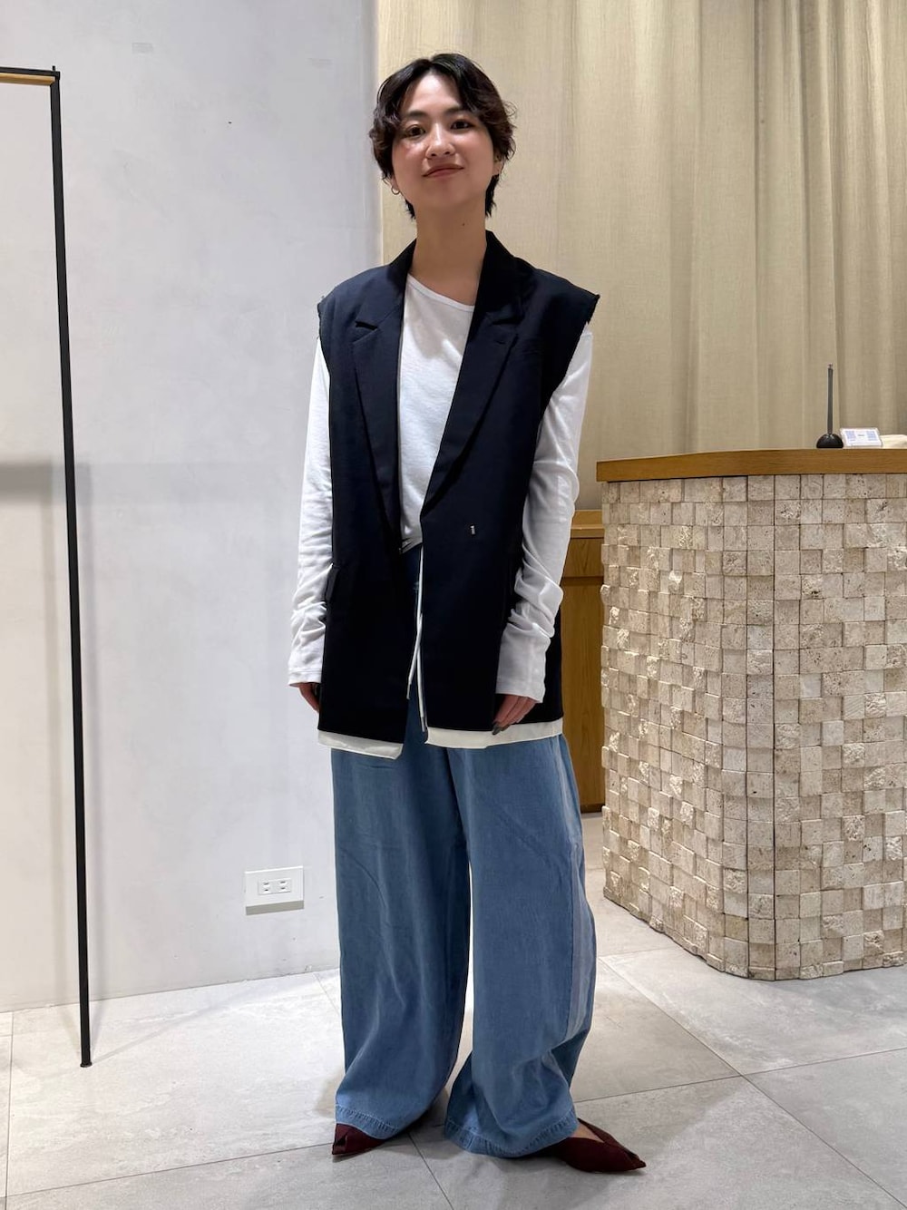 レッド系のパンプス、ブルー系のその他パンツ、ブルー系のその他アウターを着用したレディースの夏コーディネートの1枚目の写真