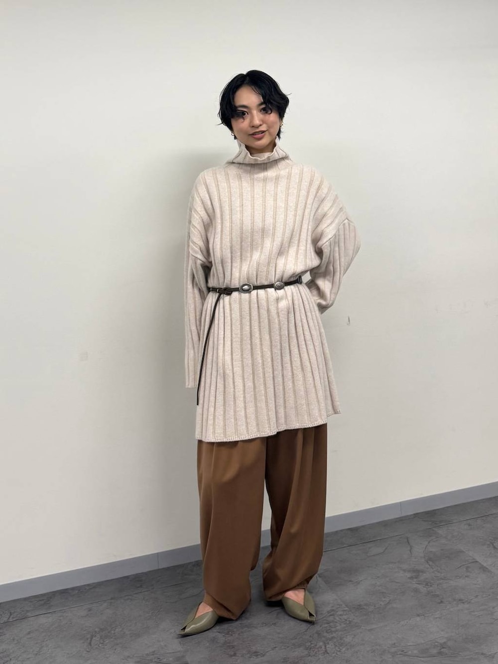 グリーン系のパンプス、ホワイト系のワンピース、ブラウン系のその他パンツを着用したレディースの秋コーディネートの1枚目の写真