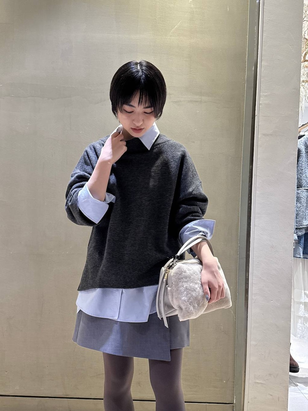 グレー系のニット/セーター、ベージュ系のハンドバッグ、グレー系のその他パンツを着用したレディースの秋コーディネートの1枚目の写真