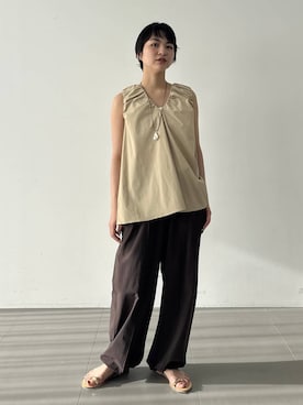 「BABYLONE（バビロン）の【多機能素材】撥水2WAYトラックパンツ（その他パンツ、ブラウン系）」を使った、のんさん（レディース・162cm）の春コーディネート