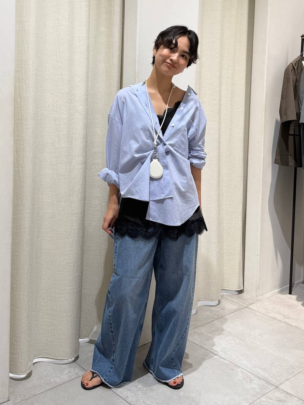 ブルー系のデニムパンツ、ブルー系のシャツ/ブラウス、ブラック系のキャミソールを着用したレディースの夏コーディネートの1枚目の写真