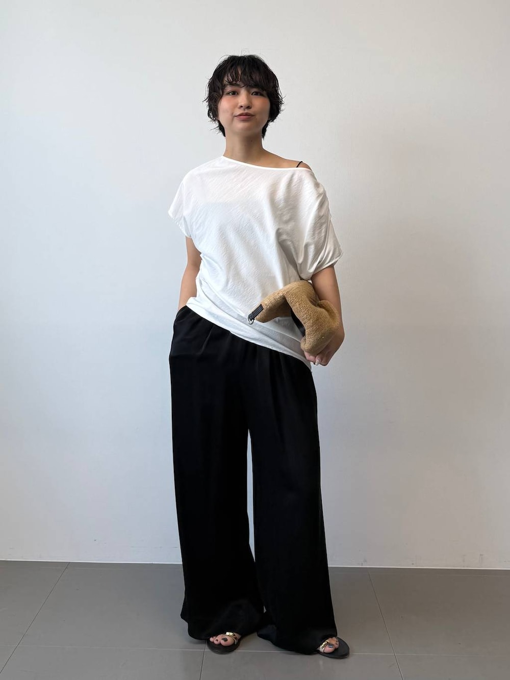 ブラック系のサンダル、ブラック系のその他パンツ、ホワイト系のシャツ/ブラウスを着用したレディースの夏コーディネートの1枚目の写真