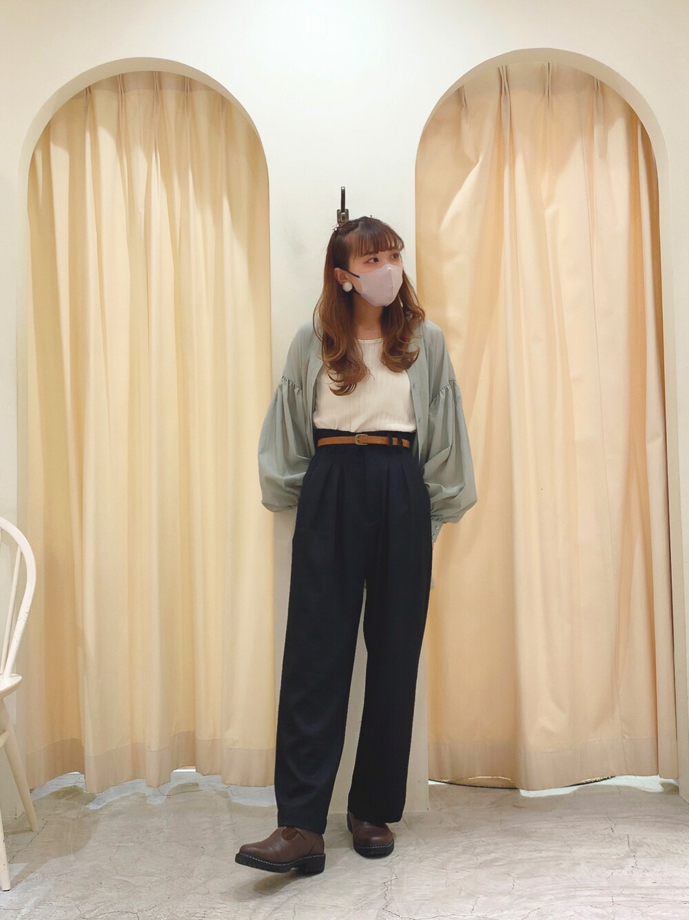 ブラック系のタンクトップ、グリーン系のシャツ/ブラウス、ブラウン系のその他シューズを着用したレディースの春コーディネートの1枚目の写真