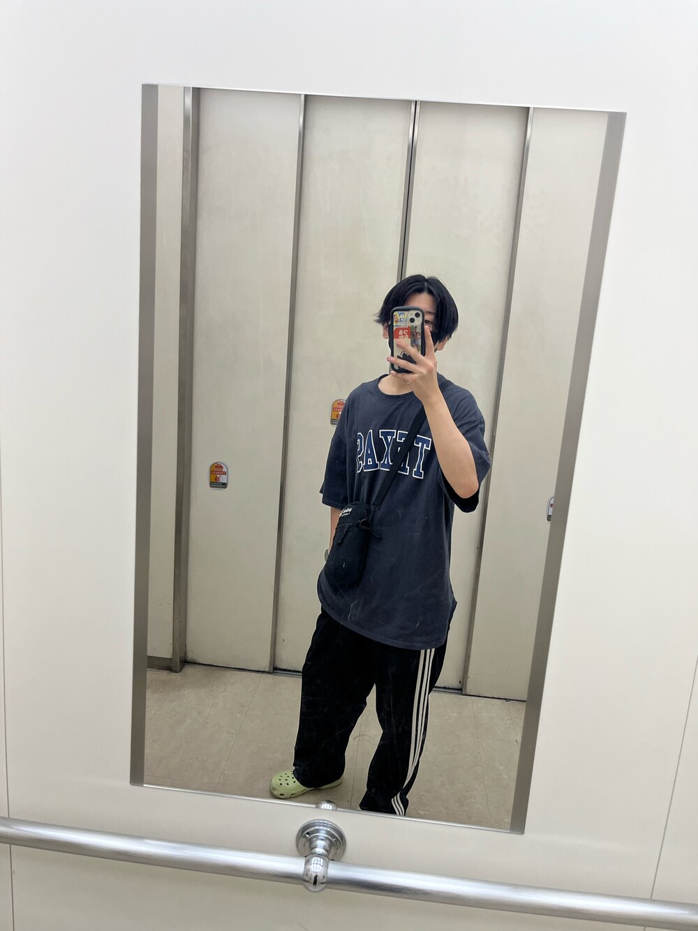 「adidasのアイテム（その他パンツ、ブラック系）」を使った、weakendさん（メンズ・169cm）の秋コーディネートの1枚目の写真