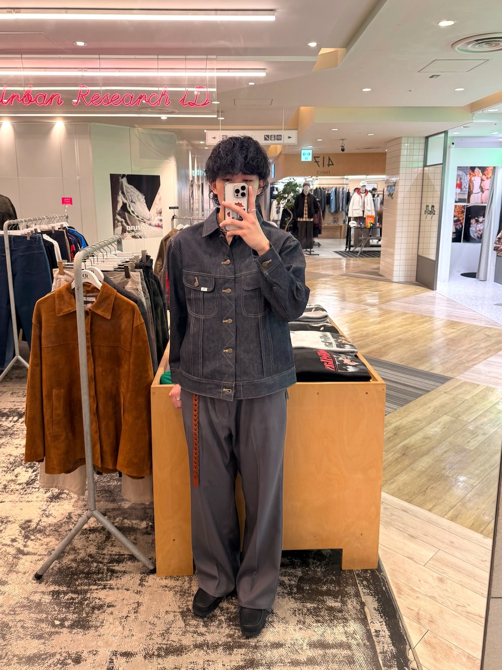 グレー系のその他パンツ、ブルー系のデニムジャケット、ブラック系のモカシン/デッキシューズを着用したメンズの冬コーディネートの1枚目の写真