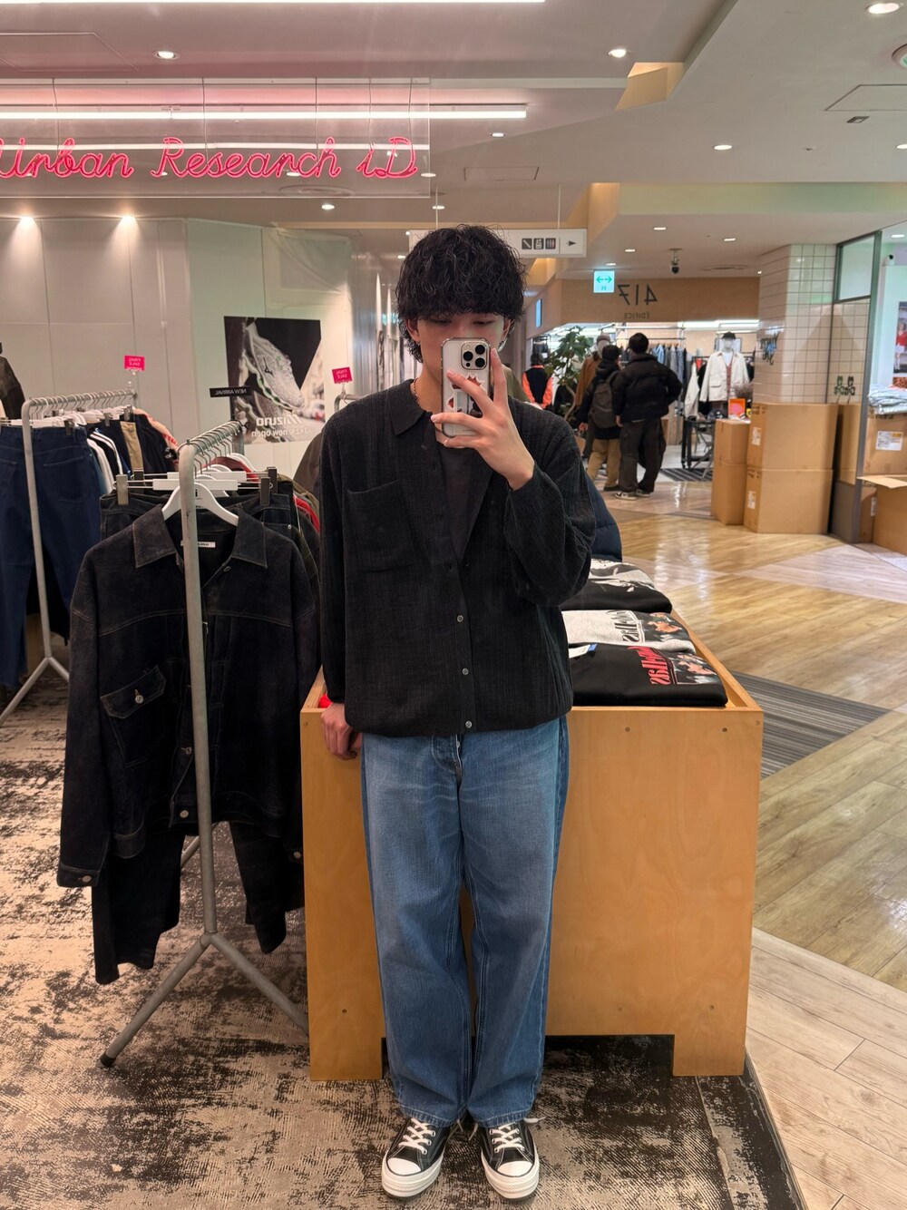 ブラック系のシャツ/ブラウス、その他のデニムパンツ、ブラック系のスニーカーを着用したメンズの冬コーディネートの1枚目の写真