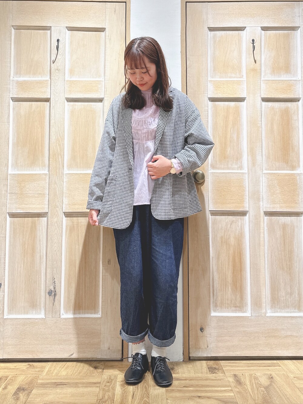 ブラック系のノーカラージャケット、ブルー系のデニムパンツ、パープル系のシャツ/ブラウスを着用したレディースの春コーディネートの1枚目の写真